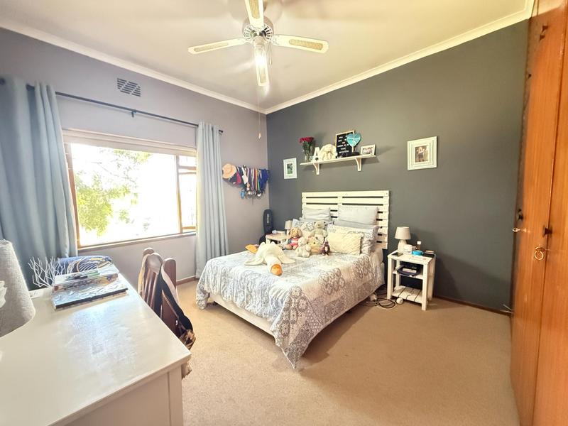 5 Bedroom Property for Sale in Bergzicht Western Cape